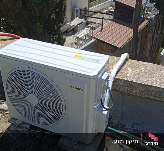יחידת מיזוג אוויר על גג עם צינורות וחוטים